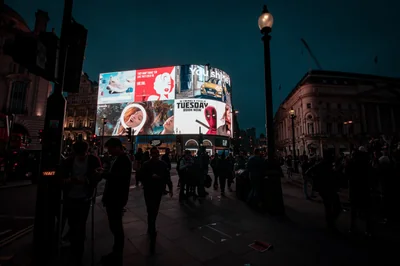 Boostez votre visibilité avec une enseigne lumineuse intérieure à Nantes en 2026